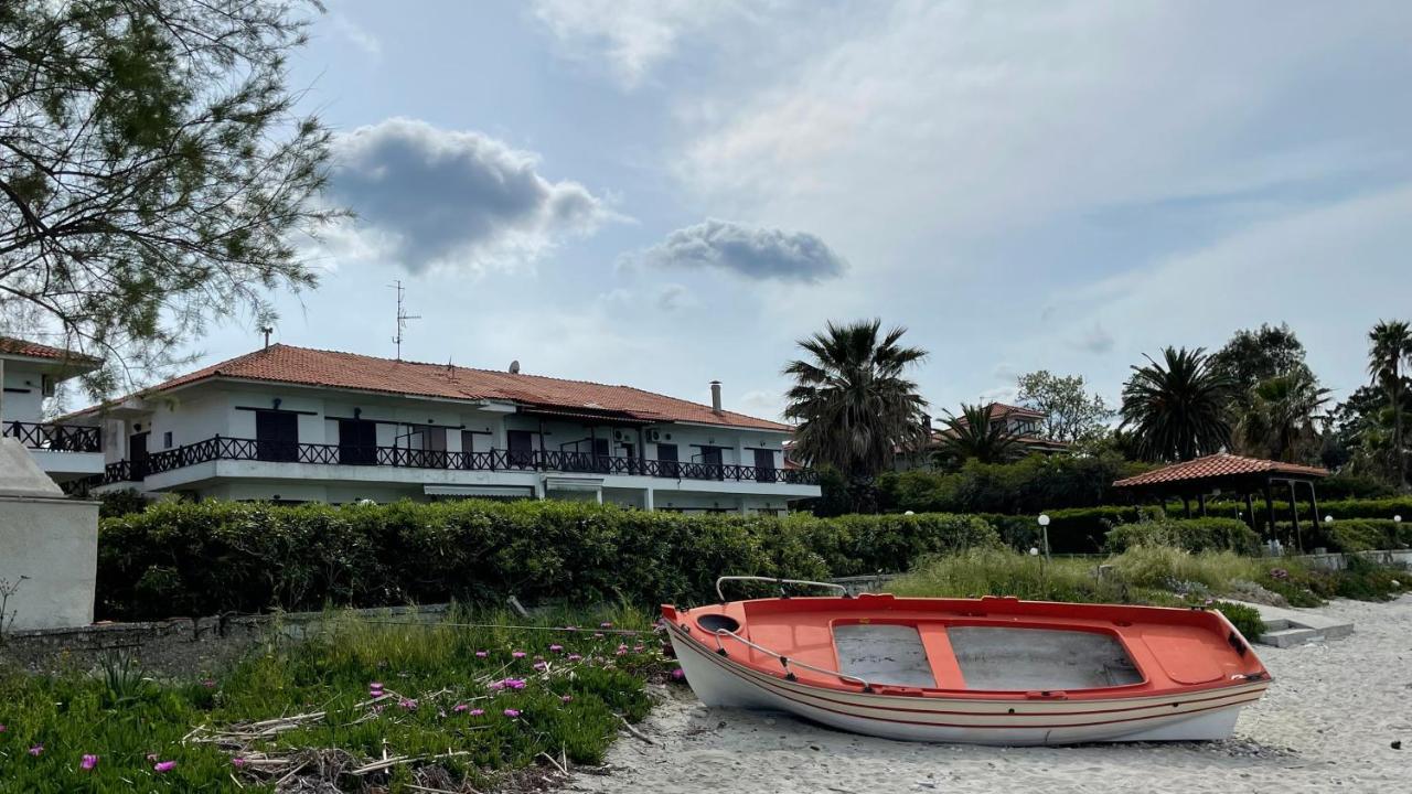 On The Beach Apartment Полихроно Екстериор снимка